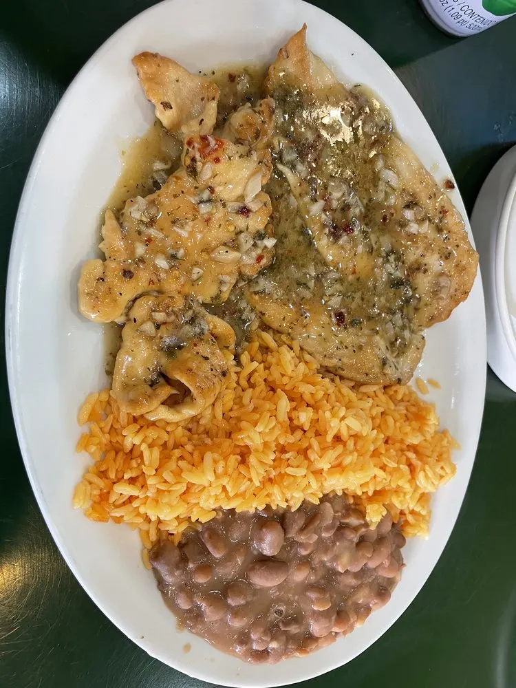 Pollo al ajo, grilled chicken in garlic sauce